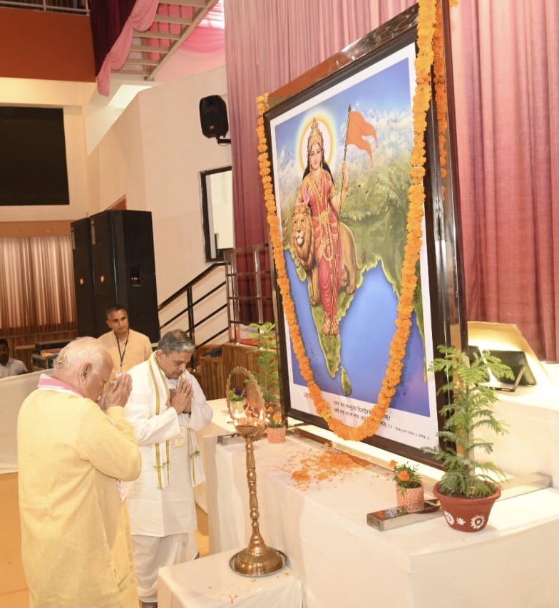 RSSorg's tweet image. राष्ट्रीय स्वयंसेवक संघ की अखिल भारतीय प्रतिनिधि सभा बैठक का शुभारम्भ पूजनीय सरसंघचालक डॉ. मोहनजी भागवत और माननीय सरकार्यवाह श्री दत्तात्रेय होसबाले जी ने भारत माता के चित्र पर पुष्पार्चन करके किया। बैठक का आयोजन पानीपत जिला के समालखा (हरियाणा) में 12-14 मार्च तक किया गया है।