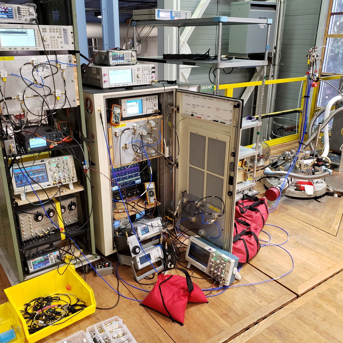 RobbyNowell's tweet photo. I'm not sure if this is an experiment or a swap meet! 😀
.
.
#science #research #condensedmatterphysics #superconductingmagnet #cryogenics #helium3 https://t.co/vdopXS0Gx2