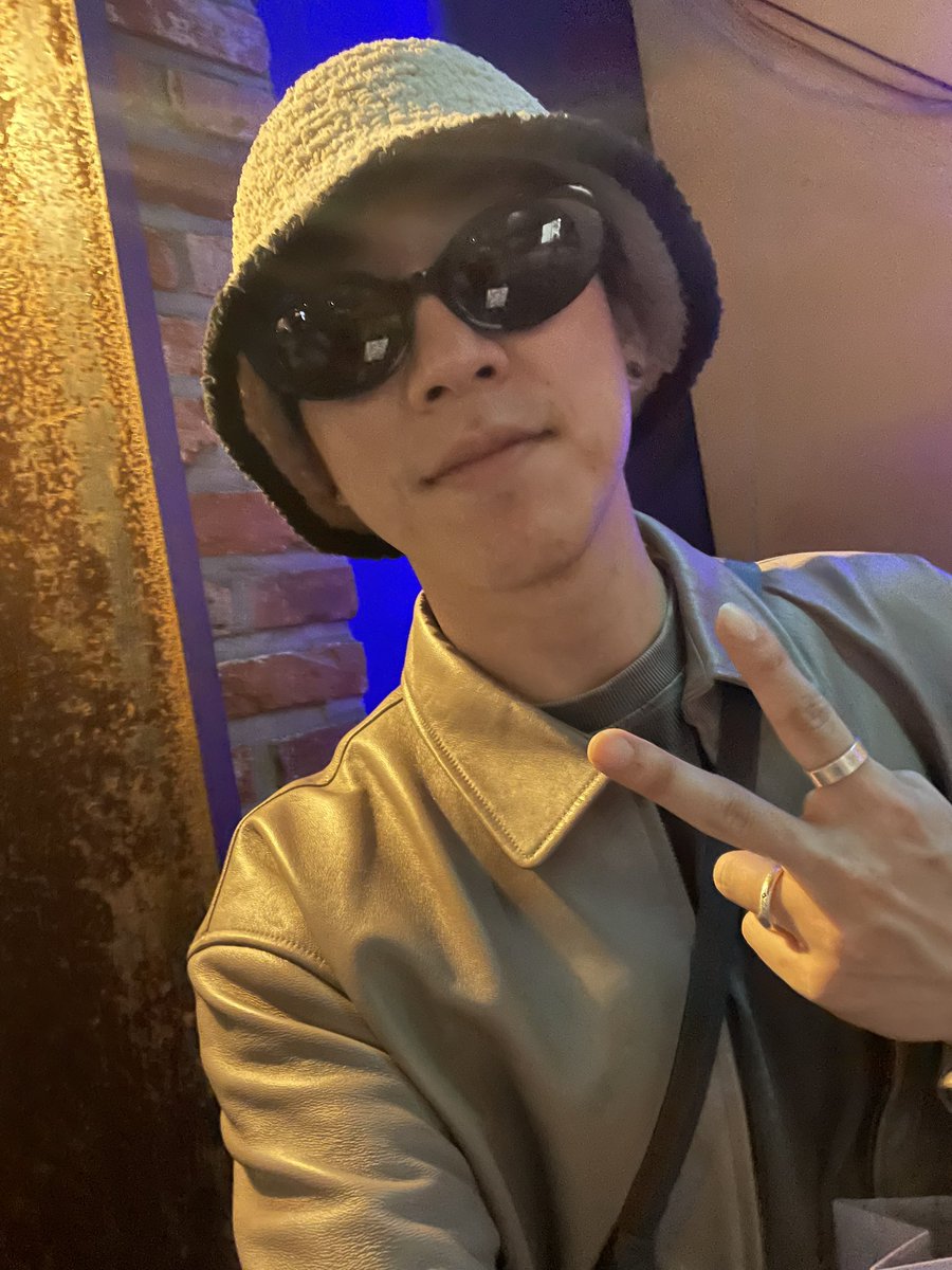 어제 소박한 후기…
(같이) 셀카 찍어달라고 했는데 본인 셀카로 알아들으셔서 본인 혼자 찍으심…
옆에 있던 나는 본인 중심이면 좋지 ㅇㅇ 하면서 귀퉁이에 욱여들어가다 서로 띄용스러운 눈으로 쳐다봄 ( ͡╥ ͜ʖ ͡╥)