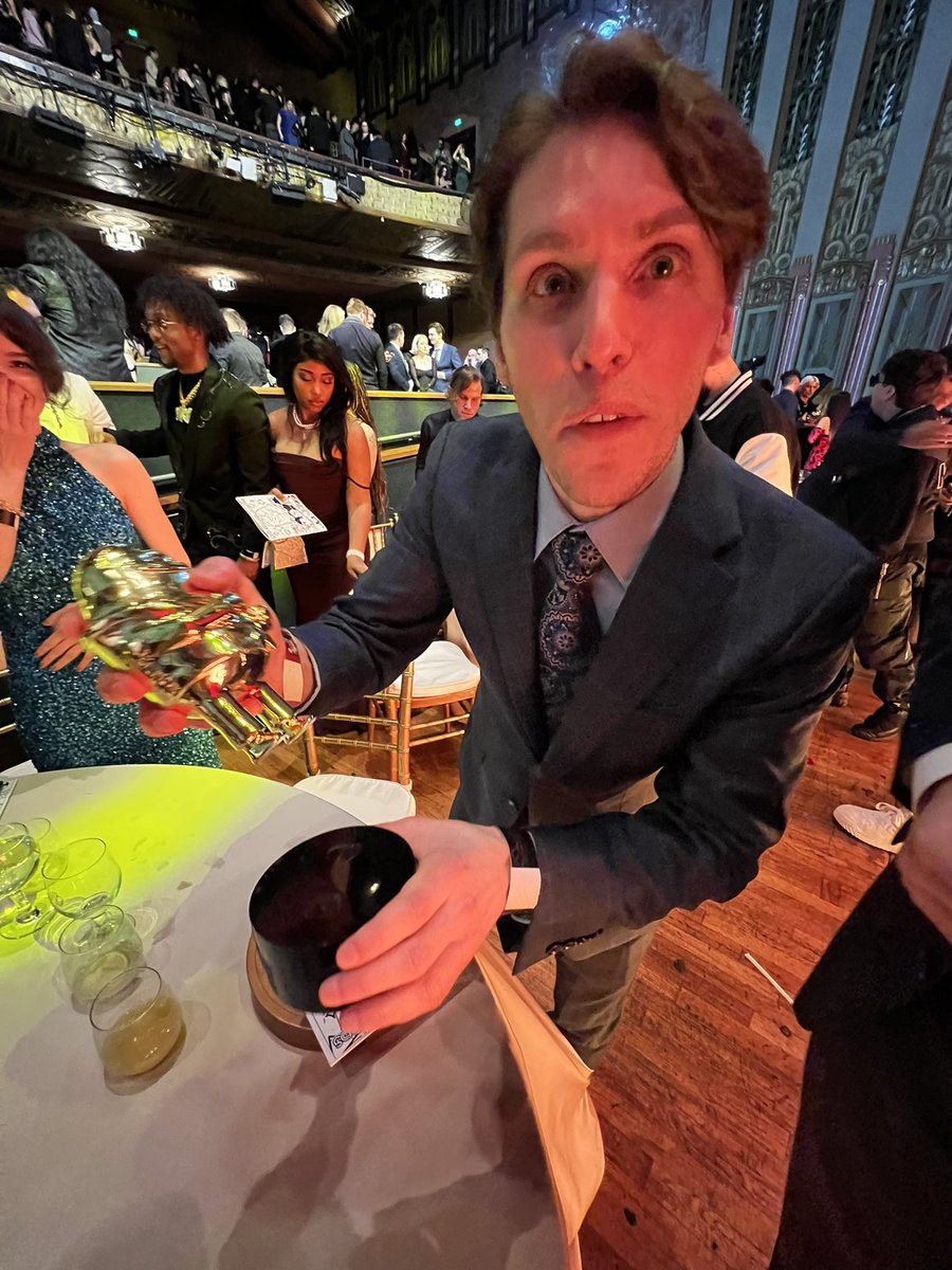 LudwigAhgren's tweet image. he broke the award again…