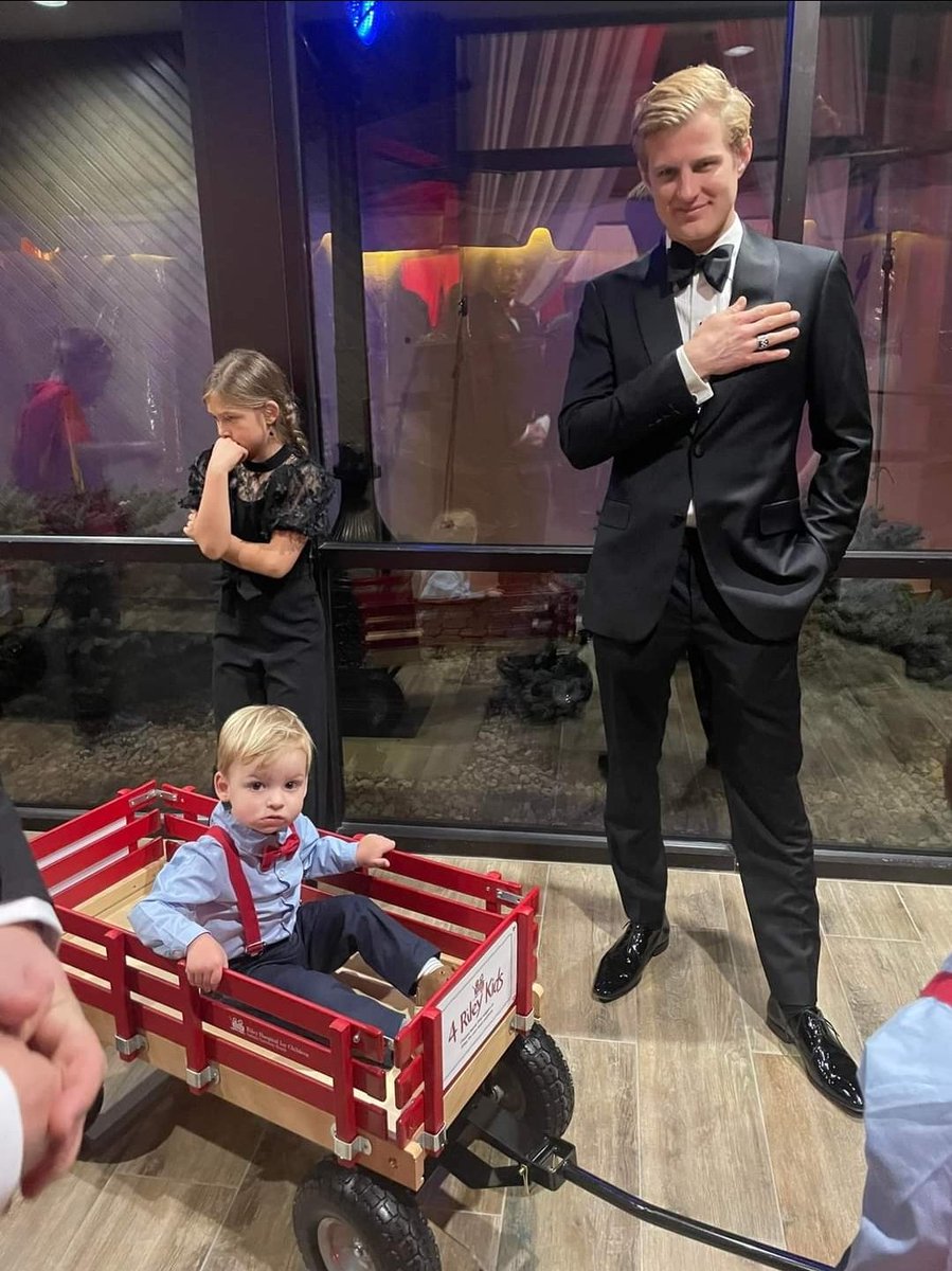 nbreit87's tweet photo. Great #redforriley event tonight!!
@RileyKids
@Ericsson_Marcus https://t.co/MVy6HgGkbb