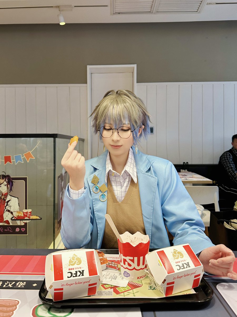 KKaren_Lin's tweet photo. Met ike in KFC
小池偷拍
#IkeEveland #LuxiemKFC #cosplay https://t.co/PukAYObDhY