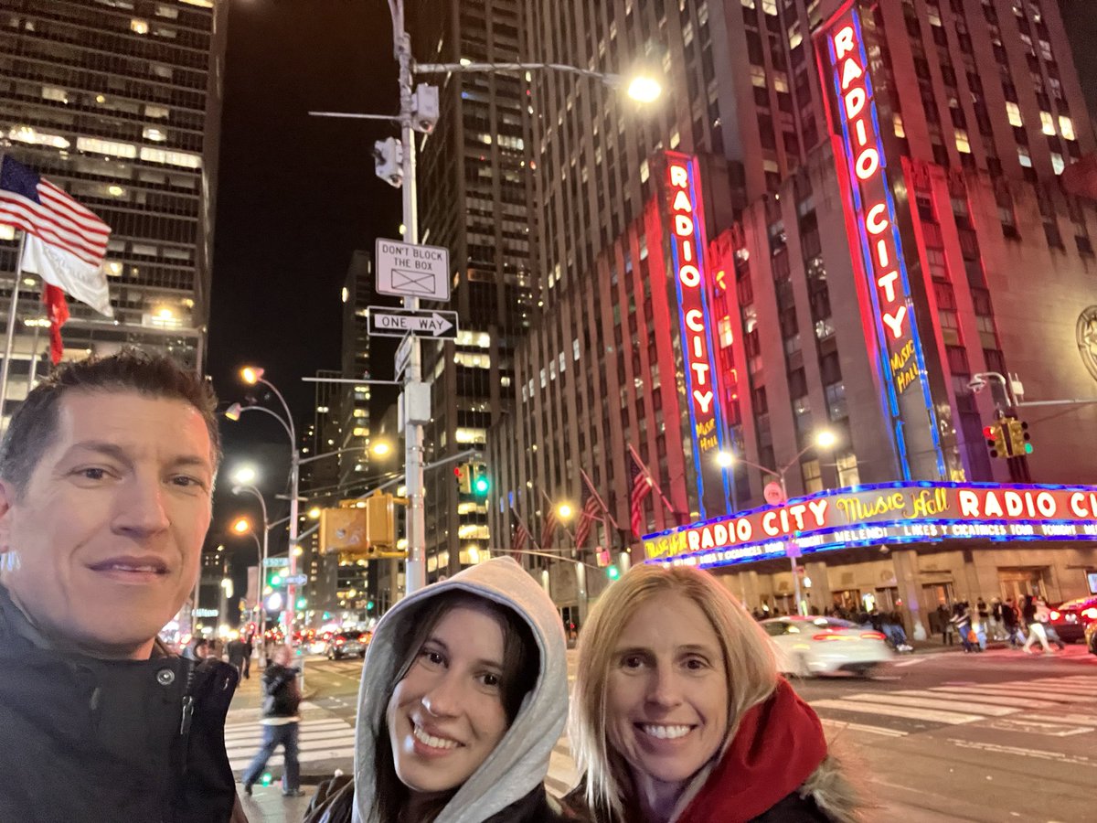 2020wolverines's tweet photo. Our London trip has wrapped up.  @KoraKipley and her U.S. team went 4 - 0 in their matches and had an amazing experience exploring the city throughout the week.  @a_kipley met us in New York to welcome us back and we are being mega-tourists before heading home. https://t.co/pxngLUzu5C