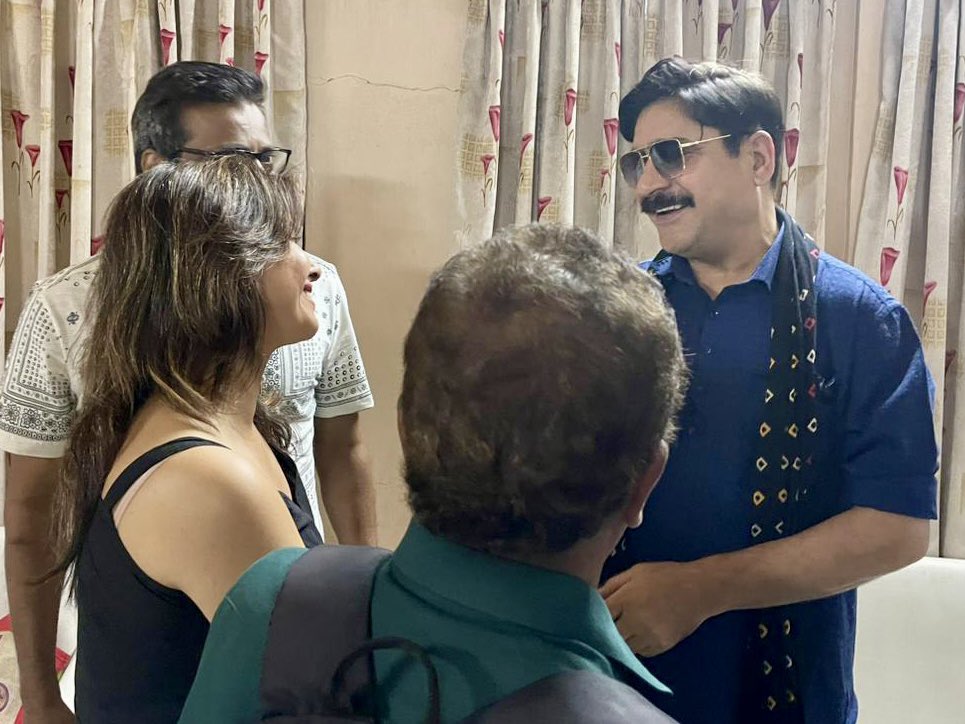 pinkyp_actor's tweet image. It was wonderful watching the movie #DadaLakhsmi (Haryanvi language) directed by one of my favourite actors Shri Yashpal Sharma jee @iyashpalsharma 
the @tarangtvodisha #Cineflix conclave .. 
So happy to capture a moment with him .. 🥰🤩