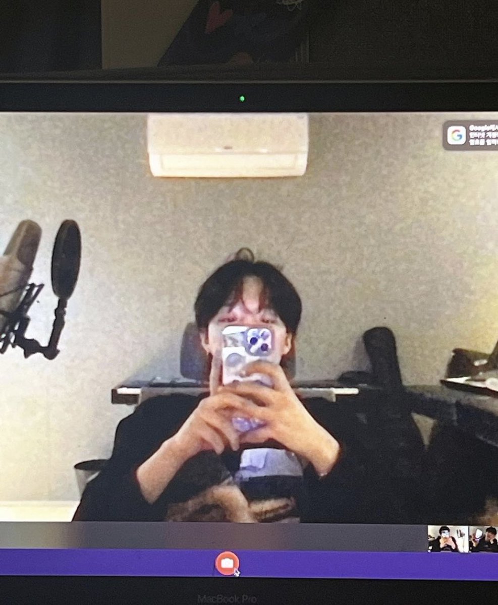 limym_'s tweet photo. 지금작업실이라고 사진보내는 랩퍼남친같음 https://t.co/J1q14UKGTv