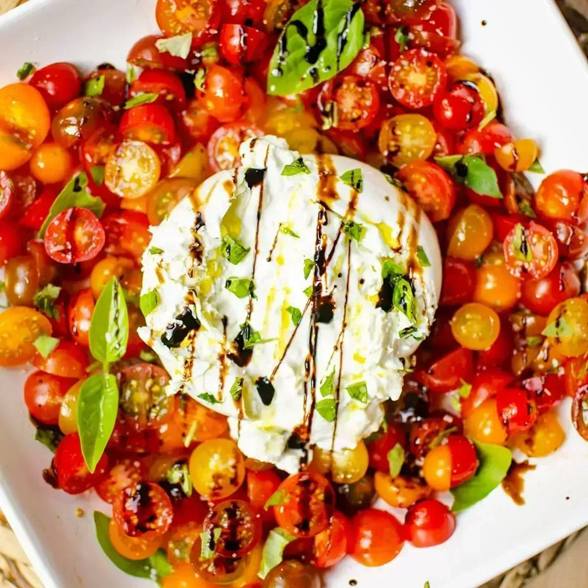 Living_Lou's tweet photo. Burrata Caprese salad is made with tomatoes, burrata cheese, basil, and balsamic glaze. It’s a favourite! 💕

RECIPE: https://t.co/fBqPH614ul

#RecipeOfTheDay https://t.co/kTPzEYl9Tj