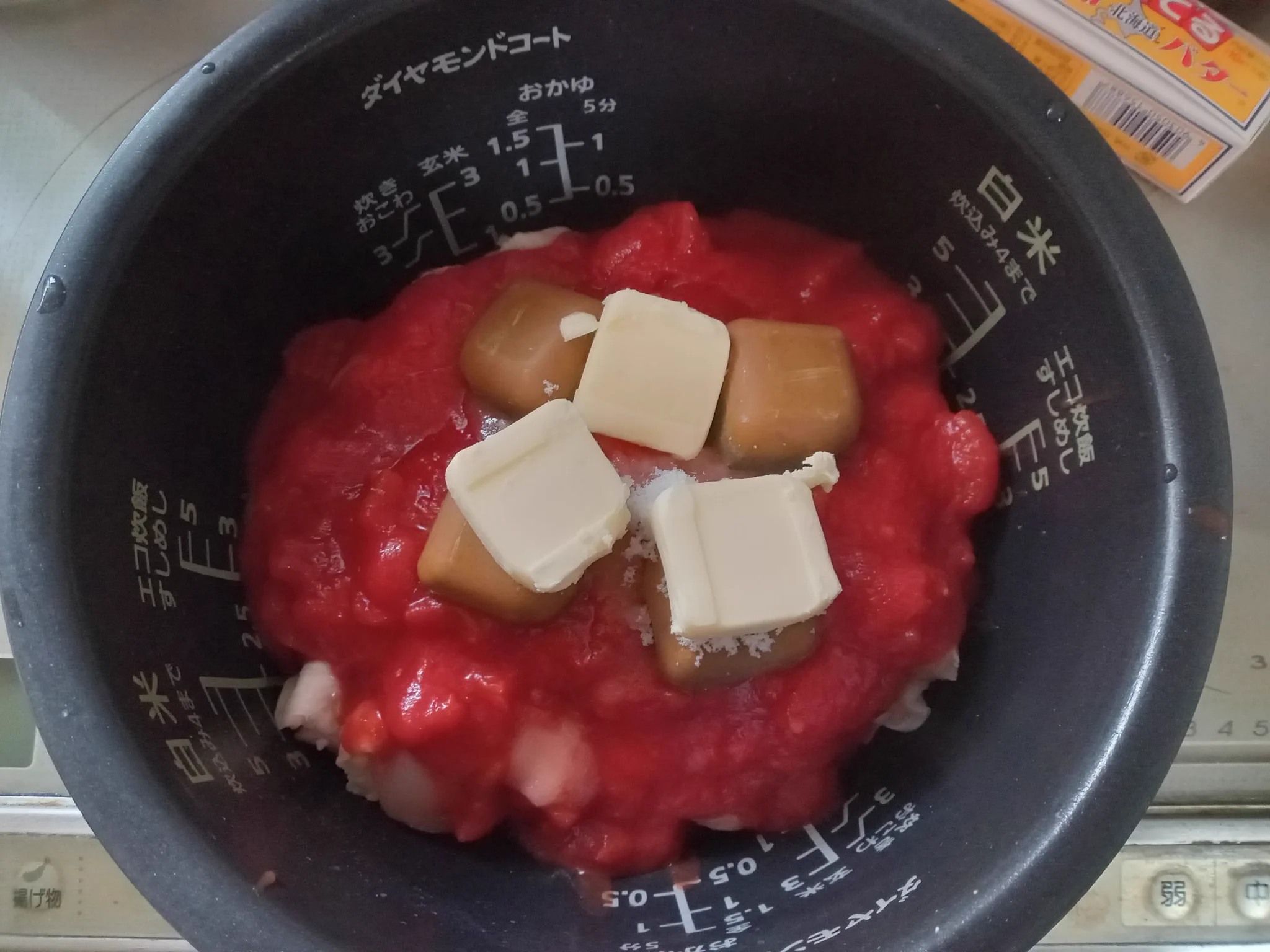 まるみキッチンさんのバターチキンカレーを作ってみた
炊飯器なのにちゃんとカレーになってるし、ゴロゴロした鶏肉やトマトも合わさって美味しかったです🍛  