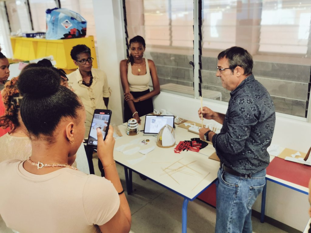 karinenicolas4's tweet photo. Le workshop Space Textility a permis la rencontre de stylistes trinidadien  et d'architectes du Caue Guadeloupe et de la Maison d'architecture Guadeloupe pour travailler avec les élèves en anglais. Merci à Guadelouperessourceriesolidaire pour ses dons textiles. https://t.co/QHshnSsJ2W