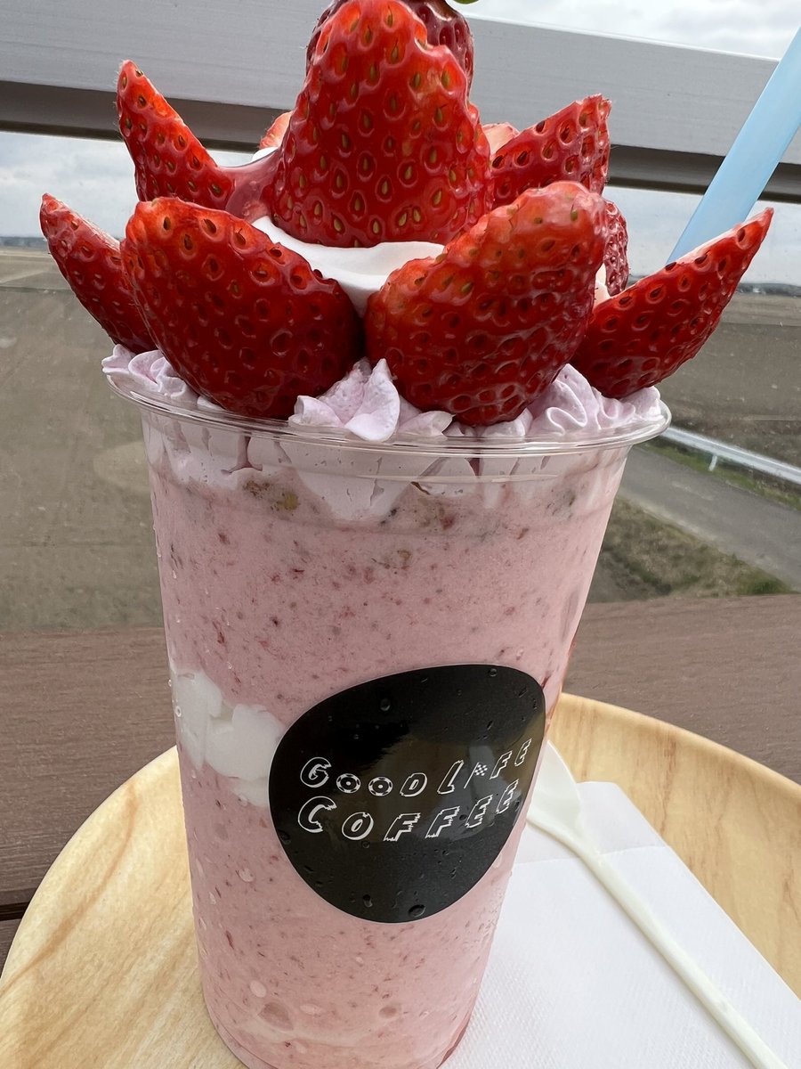 GoTsuuChann's tweet photo. 昨日のアメモン😋
イチゴスムージー
でもこりゃほとんどパフェだなあ〜🤣
お腹いっぱい
#イチゴスムージー
#イチゴパフェ
#グッドライフコーヒー
#goodlifecoffee
#河内町カフェ https://t.co/saka5iYcYs