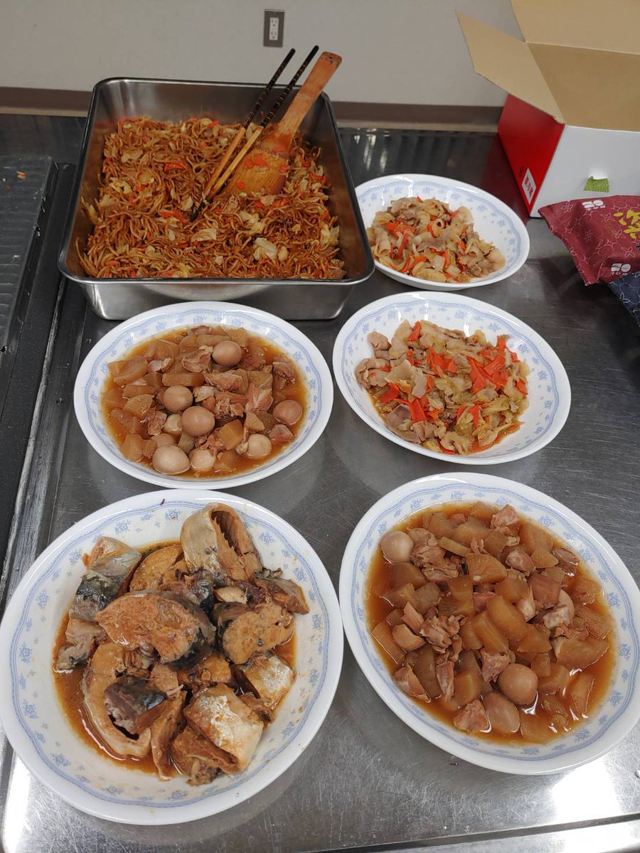 AmiAmiseed1's tweet photo. ＃金砂郷
＃納豆
＃フードドライブ
＃子ども食堂
＃阿見町
木曜日はあるもの子ども食堂を開いている。常陸太田にある有名な金砂郷様の社長さんが納豆を送ってくださり、納豆ご飯。欲しいものリストやフードドライブの食糧をつかい缶詰めやわたぼくの牛乳、近くの老人ホームの余ったデザート付き。 https://t.co/n3ILB9tFcI