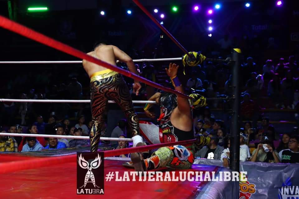 LaTijeraLucha's tweet image. Relevos mixtos de locura en el #TemploDeLaMagiaLuchistica, donde el trío de #MiniPsychoClownOriginal, #Davinha y #Therious salen con la mano en alto cuando sale de vestidores #PiratitaMorgan cuando #Tiago, #JessieJackson y #Ludark estaban por llevarse la victoria pero dicha...