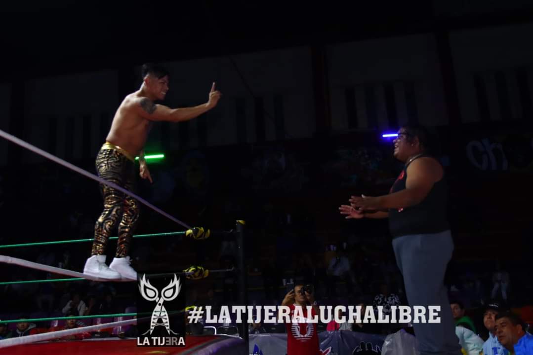 LaTijeraLucha's tweet image. Relevos mixtos de locura en el #TemploDeLaMagiaLuchistica, donde el trío de #MiniPsychoClownOriginal, #Davinha y #Therious salen con la mano en alto cuando sale de vestidores #PiratitaMorgan cuando #Tiago, #JessieJackson y #Ludark estaban por llevarse la victoria pero dicha...