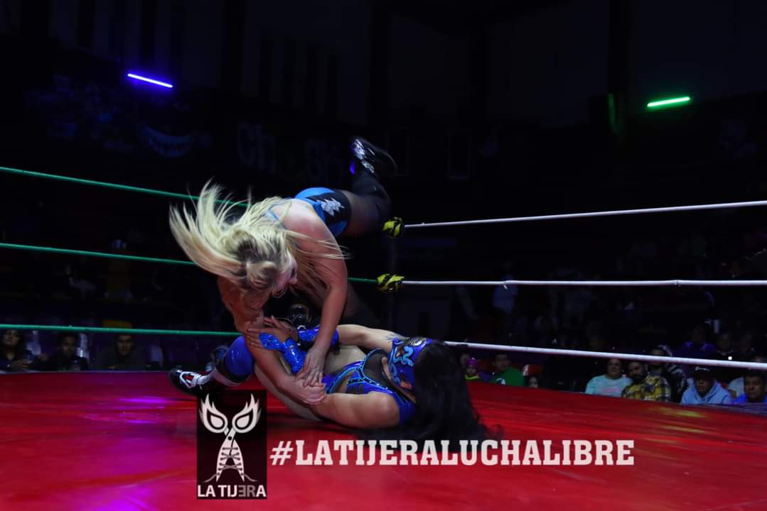 LaTijeraLucha's tweet image. Relevos mixtos de locura en el #TemploDeLaMagiaLuchistica, donde el trío de #MiniPsychoClownOriginal, #Davinha y #Therious salen con la mano en alto cuando sale de vestidores #PiratitaMorgan cuando #Tiago, #JessieJackson y #Ludark estaban por llevarse la victoria pero dicha...