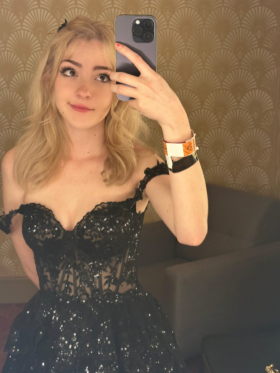 sylveemhm's tweet image. streamer awards dress reveal!! 🌹