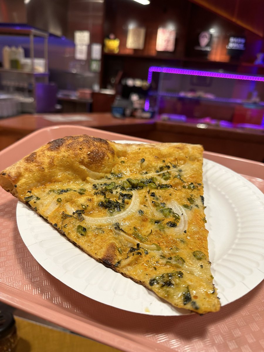 It’s a perfect night for a slice <a href="/hottonguepizza/">H O T T O N G U E</a> #vegan