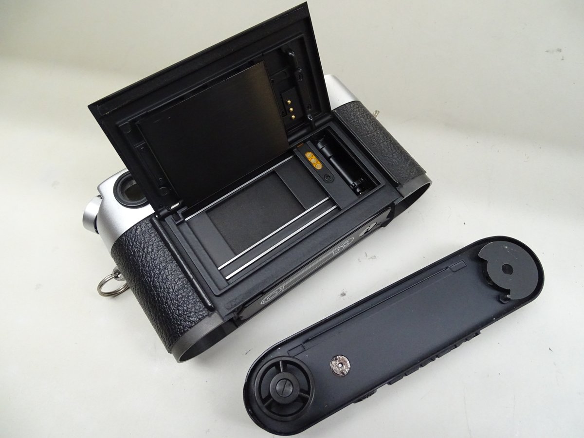 Shinjuku_Ichiba's tweet image. LEICA M6 TTL 0,72(改造品) ラピットワインダー付
PENTAXというロゴがありますがこれは正真正銘の
LEICA M6です
動作はすべて問題なし、ファインダー内も綺麗です
ラピットワインダーが付いてこのお値段はお得！！
Body No 2472046
￥198,000(税込)
#LEICA #M6TTL