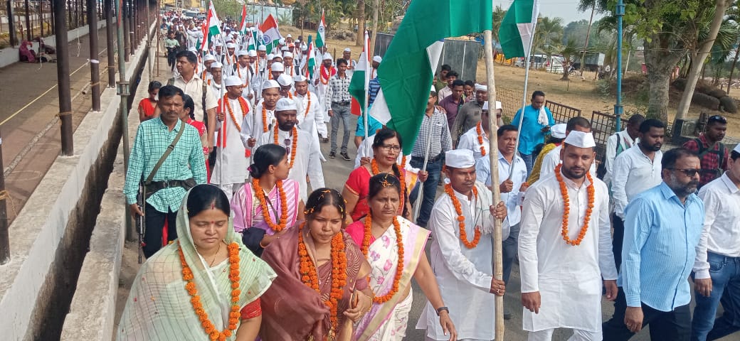 पता नहीं मानव मस्तिष्क का डिजाइन कैसा है, बहुत जल्द भूलने लगता है?

जिस कुर्सी पर बैठकर वे आसमान की ऊंचाइयां नाप रहे हैं। उस कुर्सी का एक पाया इन....
सड़क पर चलने वालों ने थाम रखा है !
मनरेगाकर्मी को न्याय की दरकार....