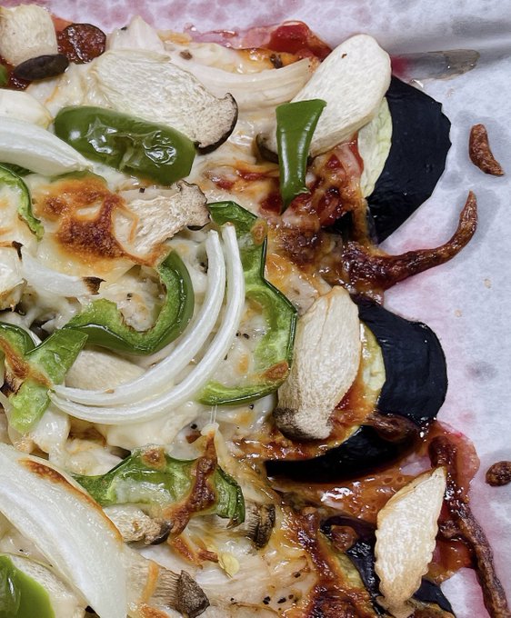 🍆🍕v(。・ω・。)  
                               ここがナス👇 