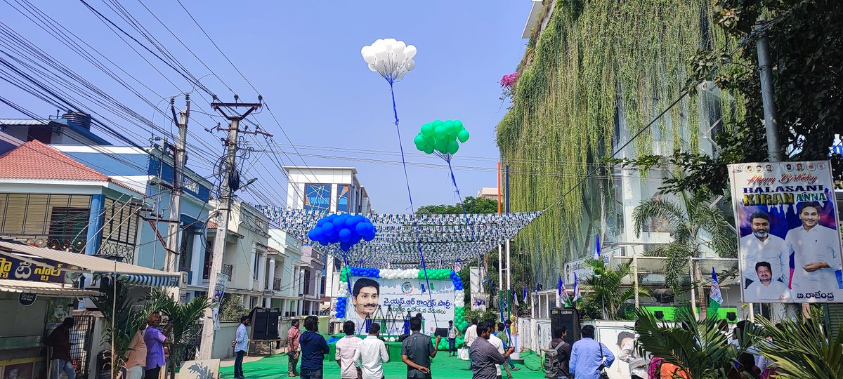 CMYSJaganAgain's tweet photo. తాడేపల్లి కేంద్రకార్యాలయంలో వై యస్ ఆర్ సీ పీ పార్టీ ఆవిర్భావ దినోత్సవ వేడుకలలో
#YSRCPFormationDay #YSRCPForBetterAP https://t.co/nMnskBpiIW