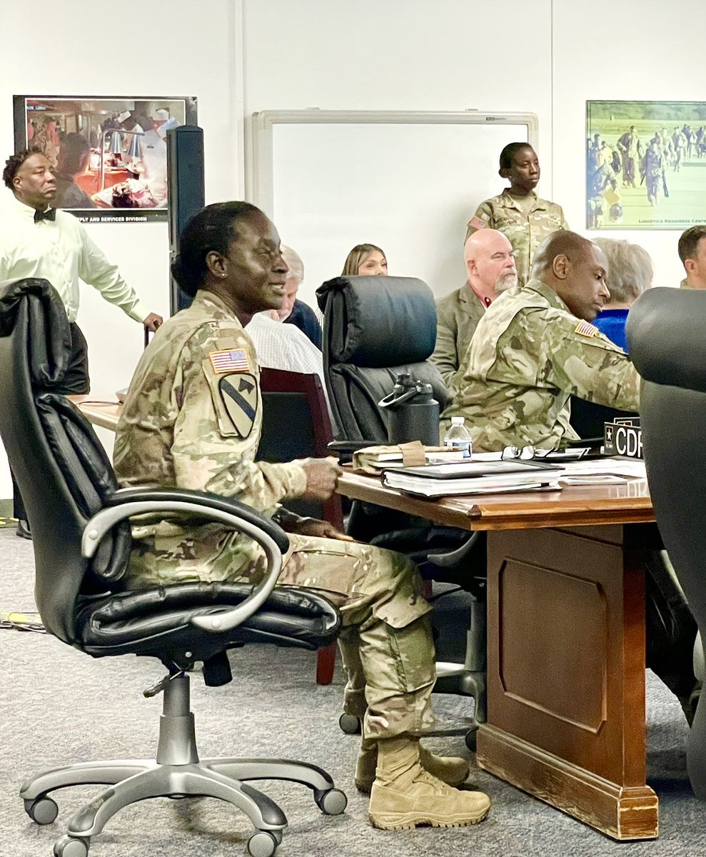 407thArmy's tweet photo. COL Jennifer Karim 407th AFSB Brigade Commander and MG David Wilson Army Sustainment Command Commanding General exchange dialogue on supporting the Soldiers at our Senior Leader Symposium #Readiness https://t.co/6PyEkzt0DQ