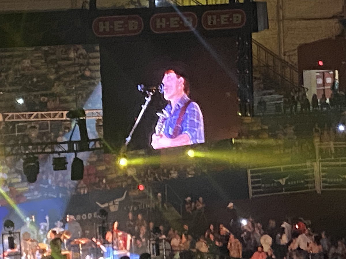 Swimkim74's tweet image. @aaron_watson  another awesome Austin Rodeo with Aaron Watson!  #aaronwatson, #austinrodeo, #bullswon