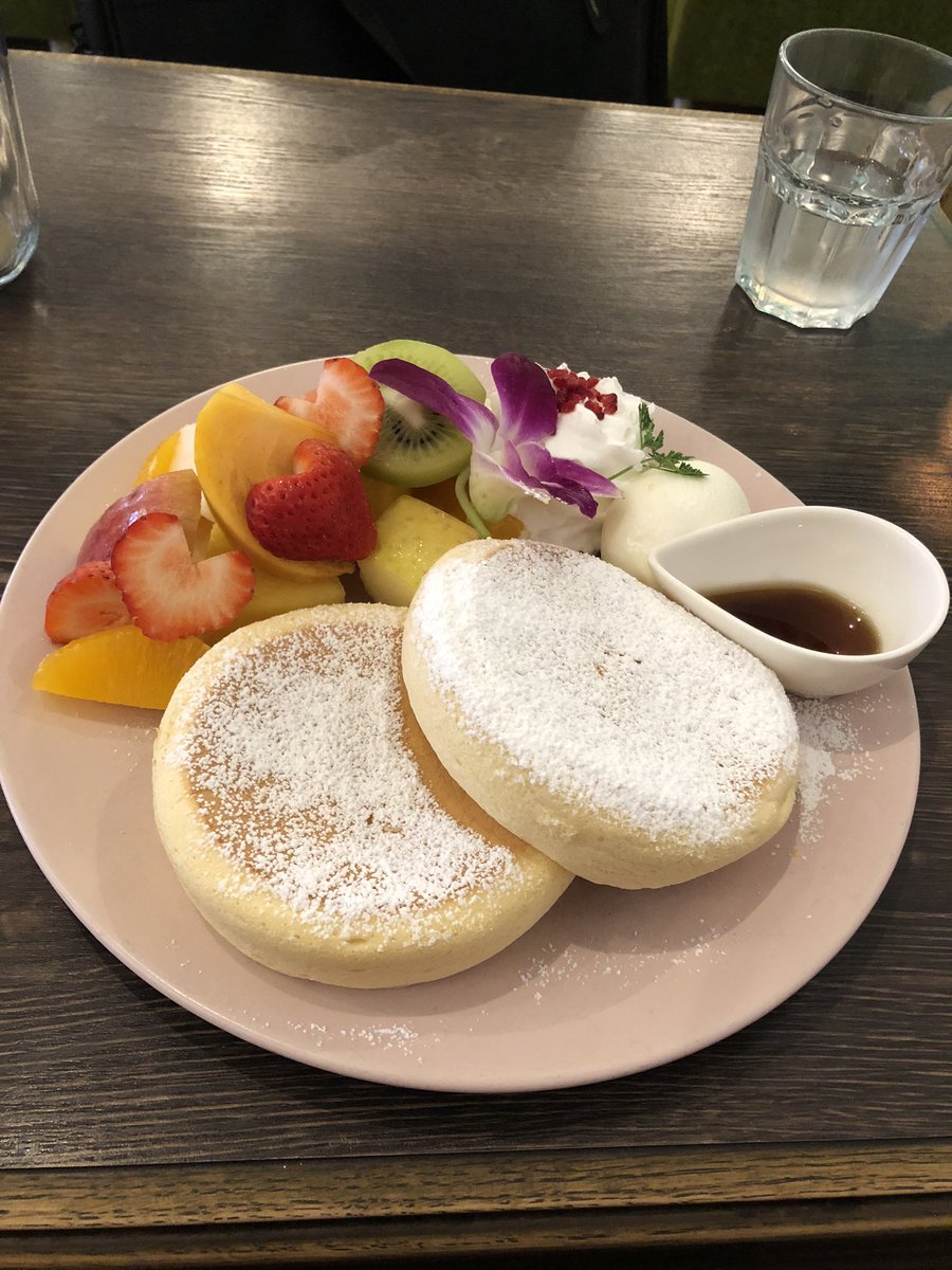 PN_24601's tweet photo. 15時までホテルにチェックインできないので、Fancyなパンケーキを食うことにしました。
周りは女子と女子と女子と女子が居ます。
トイレの鏡の配線が雑めで残念…
レジ前でポッキー咥えながら会計しとる奴おるわと思ったら唇に何か塗ってはっただけやったわ。
現場からは以上です。
#LANIcafePLACE https://t.co/g3g0KXEJbF