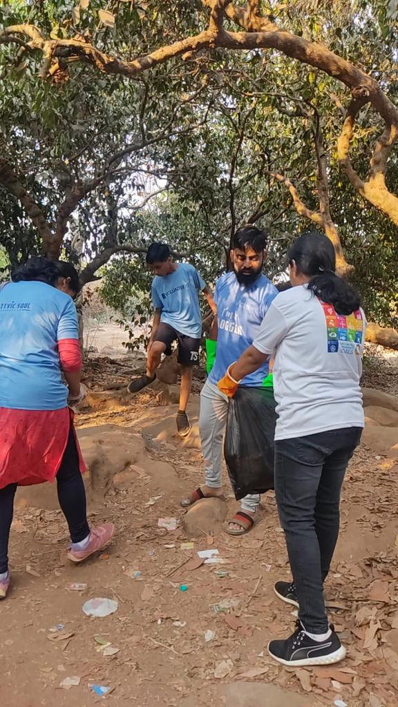 Ssamal12345's tweet photo. Morning plogging at khandagiri..
Its now one landfill of plastics.. Today we collected 150kg + plastics from cave and hill top jungle.. 
Please make it plastic free Tourism spot.. @PradeepJenaIAS 
@odisha_tourism @DrMariaNeira @CMO_Odisha @XpressOdisha @UNICEFIndia @SDG2030 @UN https://t.co/LSZRFsjOqz