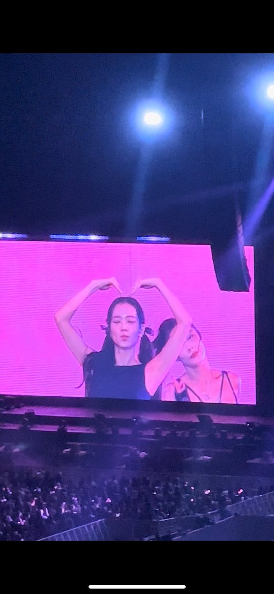 whiskyavanue's tweet photo. Mbaaa JISOO MENGGUNCANG JAKARTA  #JISOOLightsUpJAKARTA #BLACKPINKinJAKARTA https://t.co/Qb8TnsIFro