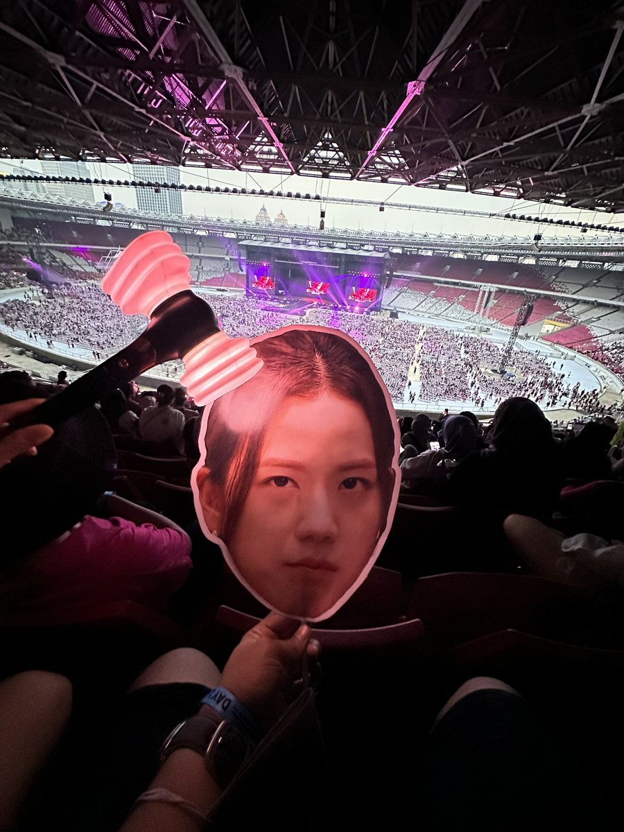 whiskyavanue's tweet photo. Mbaaa JISOO MENGGUNCANG JAKARTA  #JISOOLightsUpJAKARTA #BLACKPINKinJAKARTA https://t.co/Qb8TnsIFro
