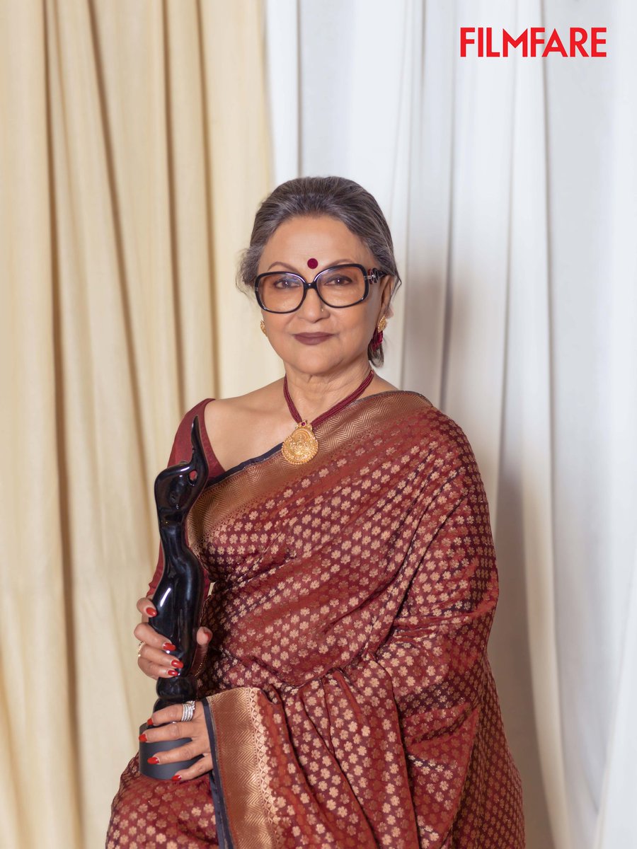 In all her glory! ♥️🌟

#AparnaSen poses with her trophy after winning the Lifetime Achievement Award at the #JoyFilmfareAwardsBangla 2022. 

📷: Kaustav Saikia