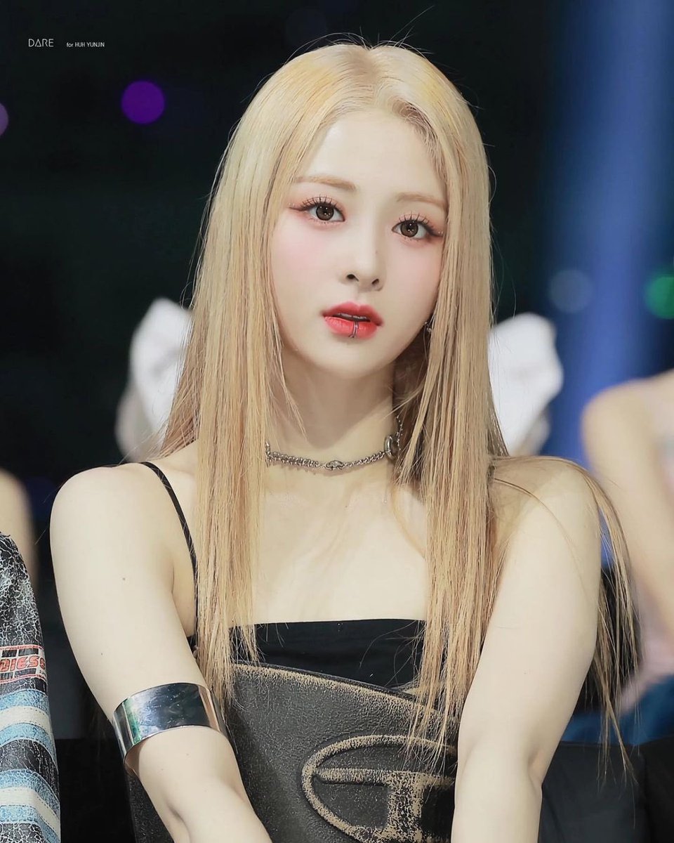 YUNJIN OMG ???