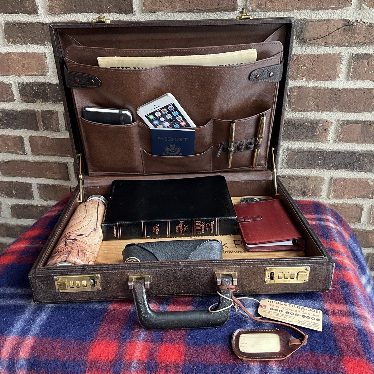 Real_Reederang's tweet photo. VINTAGE 1980s BROWN EMBOSSED ELEPHANT LEATHER MACBOOK PRO HARDSIDE BRIEFCASE BAG $1097.25

https://t.co/h2uEAxlReL

#Reederang #Vintage #VintageLeather #1980s #Briefcase #LaptopCase #Retro #TrueVintage #PureVintage #Beautiful  #VintageBriefcase #VintageBackpack #MacBook  #madeusa https://t.co/MiQMWModUy