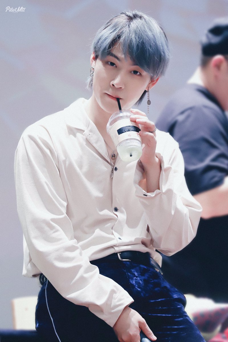 seven___secrets's tweet photo. Yo sigo sorprendido y en shock por el #Floverч_9·debut que mi esposo tuvo que darme unas palmaditas para reaccionar y vestirme. Ahora bonito y chiquito llegué para conquistar el #Heɑrt에heɑrt de @flovery9.

🕸 𝒔pider - 𝚋𝚘𝚢 ⋆ #𝐋ucifer. < https://t.co/XzFIN9z8OY
