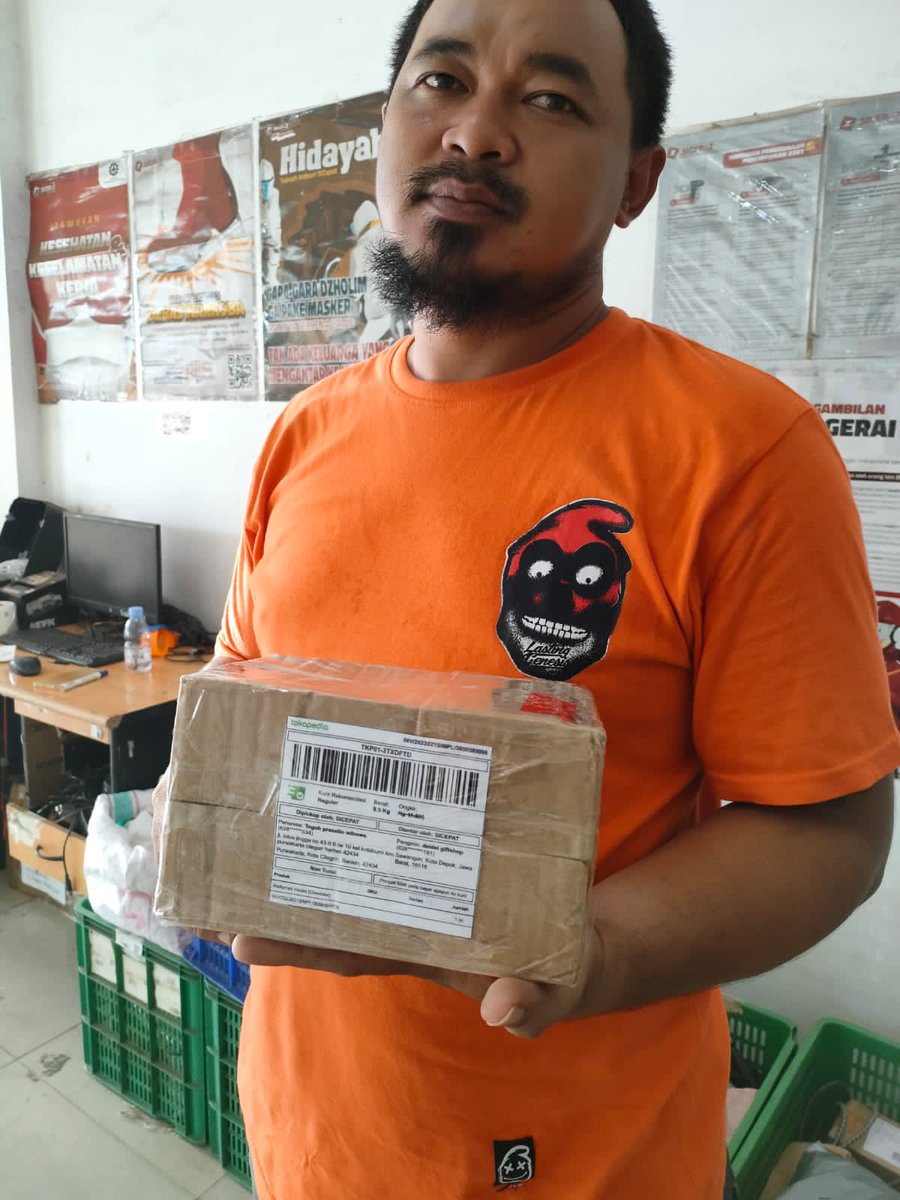 5cmMerchandise's tweet photo. @sicepat_ekspres @deideigiftshop @tokopedia Paket didrop di sicepat limo cinere sejak 2 minggu lalu, diterima oleh petugas ini, hingga sekarang tidak jelas kondisi paket https://t.co/iUwbs9qPQP