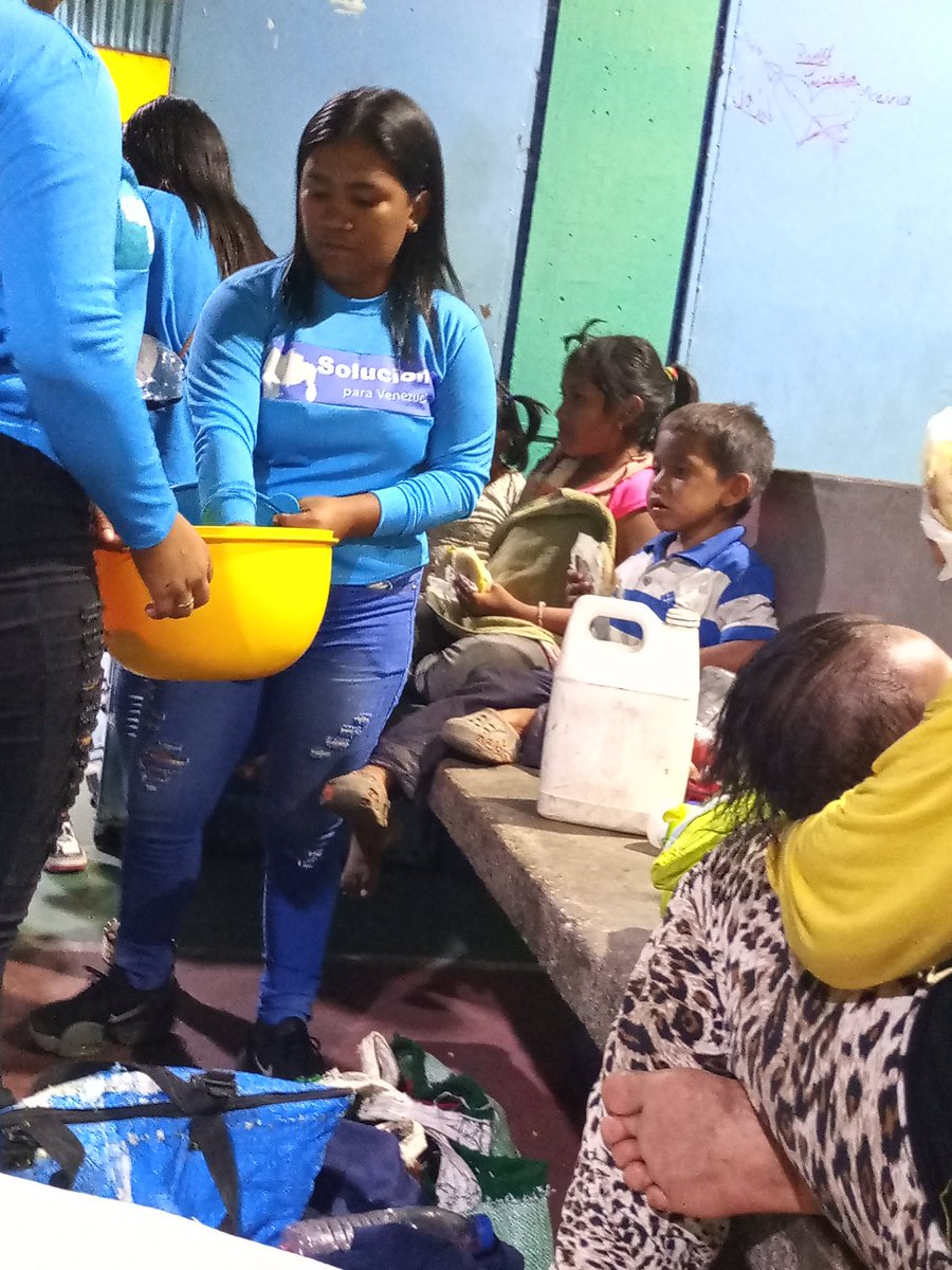 SeidelisPerez's tweet photo. #4Marzo Desde el terminal "Humberto Hernández"el equipo de la parroquia San Fernando en labor social entregando cena a la comunidad indígena."Sigan por el camino que el Señor su Dios les ha trazado para que vivan, prosperen y disfruten de larga vida en la tierra que van a poseer" https://t.co/eTQm1WwOK6