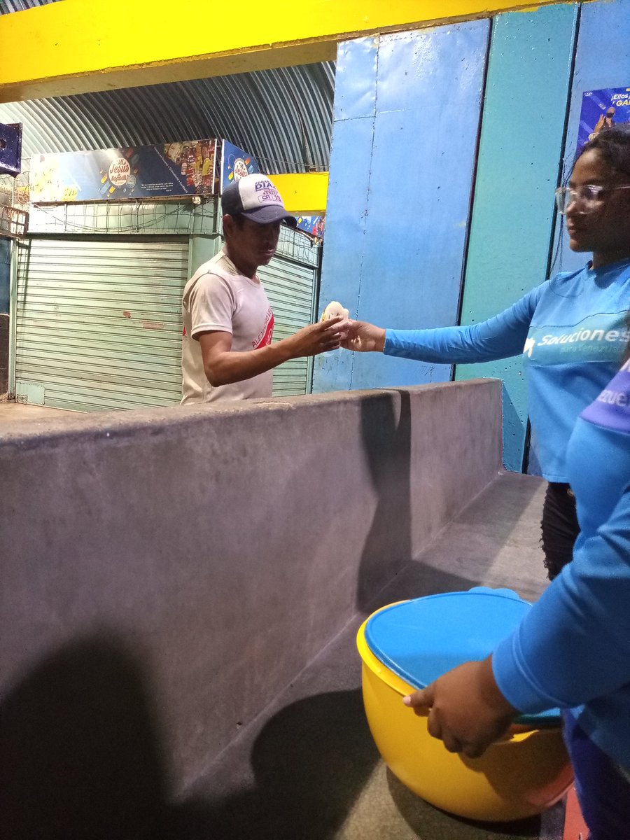SeidelisPerez's tweet photo. #4Marzo Desde el terminal "Humberto Hernández"el equipo de la parroquia San Fernando en labor social entregando cena a la comunidad indígena."Sigan por el camino que el Señor su Dios les ha trazado para que vivan, prosperen y disfruten de larga vida en la tierra que van a poseer" https://t.co/eTQm1WwOK6