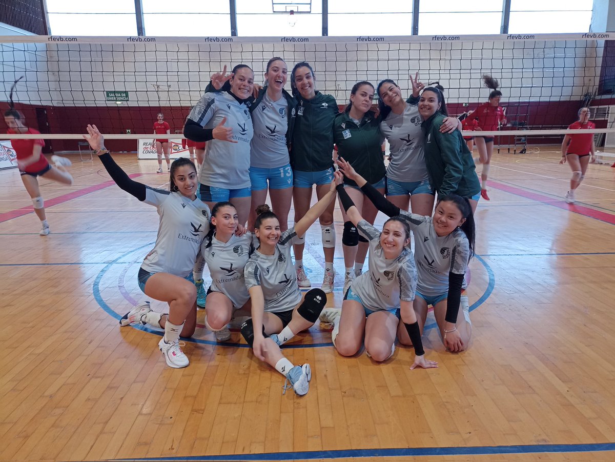 voleibolarroyo's tweet photo. Ganamos en Gijón. Victoria dedicada a la @FJyD por su cumpleaños.
Seguimos en el objetivo.
Gracias por vuestro apoyo!! https://t.co/rKfsqByad2