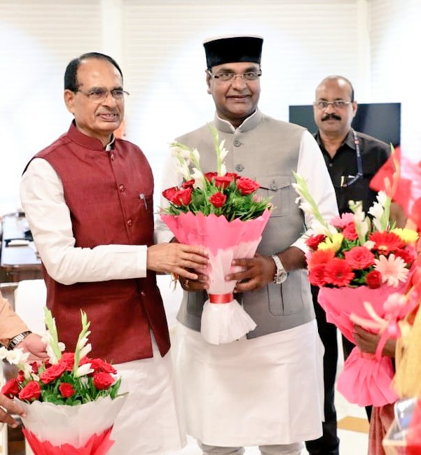 VishvasSarang's tweet photo. माँ भारती की सेवा और नए मध्यप्रदेश के निर्माण में खुद को समर्पित करने वाले प्रदेश के संवेदनशील, कर्मठ व कर्मयोगी मुख्यमंत्री श्री @ChouhanShivraj जी को जन्मदिन की आत्मीय बधाई एवं शुभकामनाएं।

श्री #खेड़ापति_हनुमान जी से आपके उत्तम स्वास्थ्य एवं दीर्घायु जीवन की कामना करता हूं। https://t.co/JDUbLo3I4t