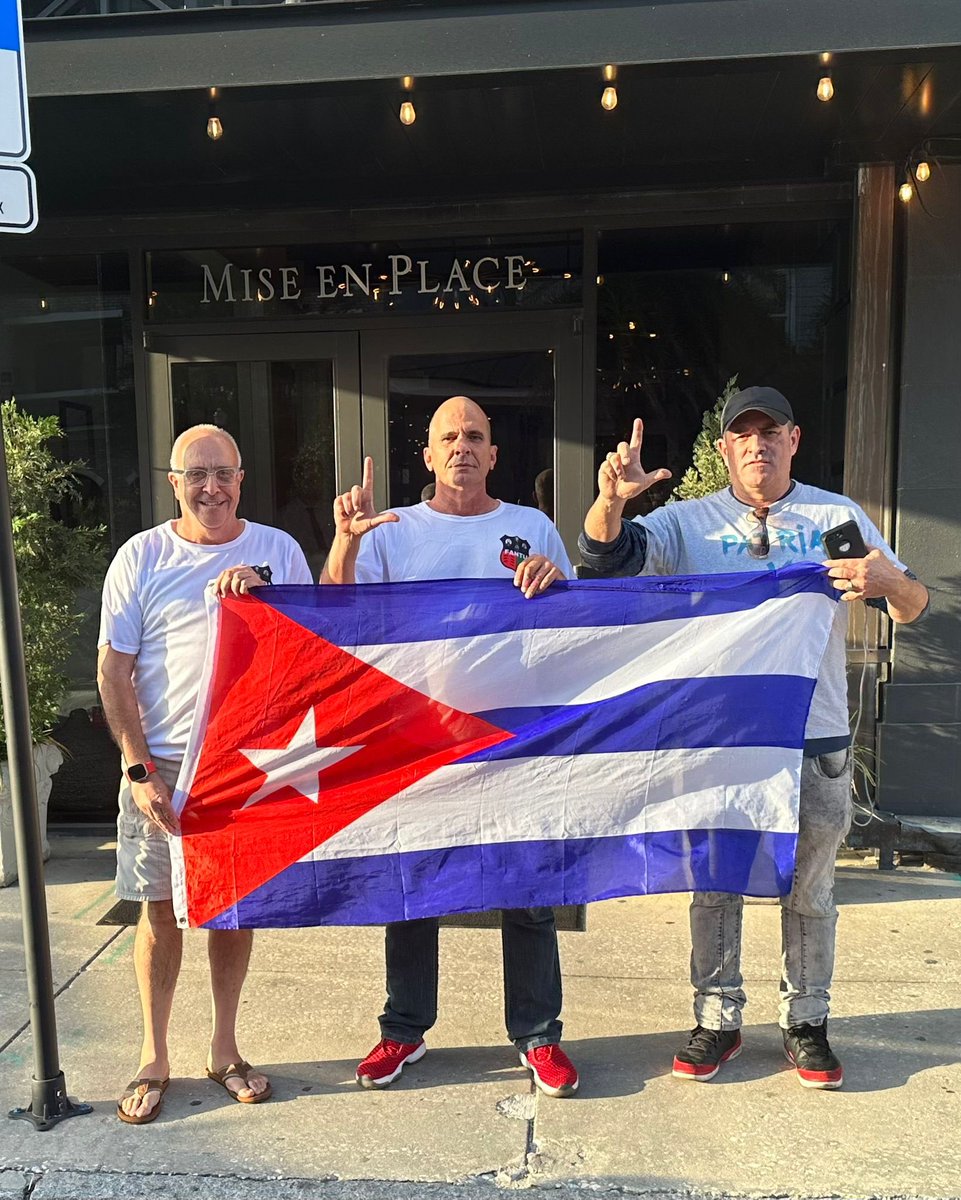 fantuporcuba's tweet photo. 🟢🔴⚫️ Militantes de FANTU junto a otros cubanos del exilio se manifestaron  frente al restaurante Mise en Place, en la ciudad de Tampa para demostrar su descontento ante la acogida a funcionarios de la dictadura cubana en el día de ayer. @FantuAmerica @cocofarinas @mmpizonero 

Mise en Place
(813) 254-5373
https://t.co/w6lpOll2Xx