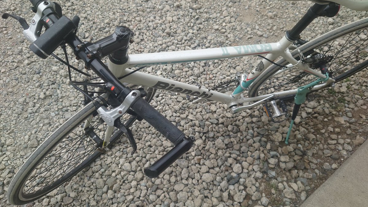 fugitivenanachi's tweet photo. 逃亡準備
まずはプレクサスで自転車拭く
花粉すごいついてる https://t.co/u2Vb45DtkI