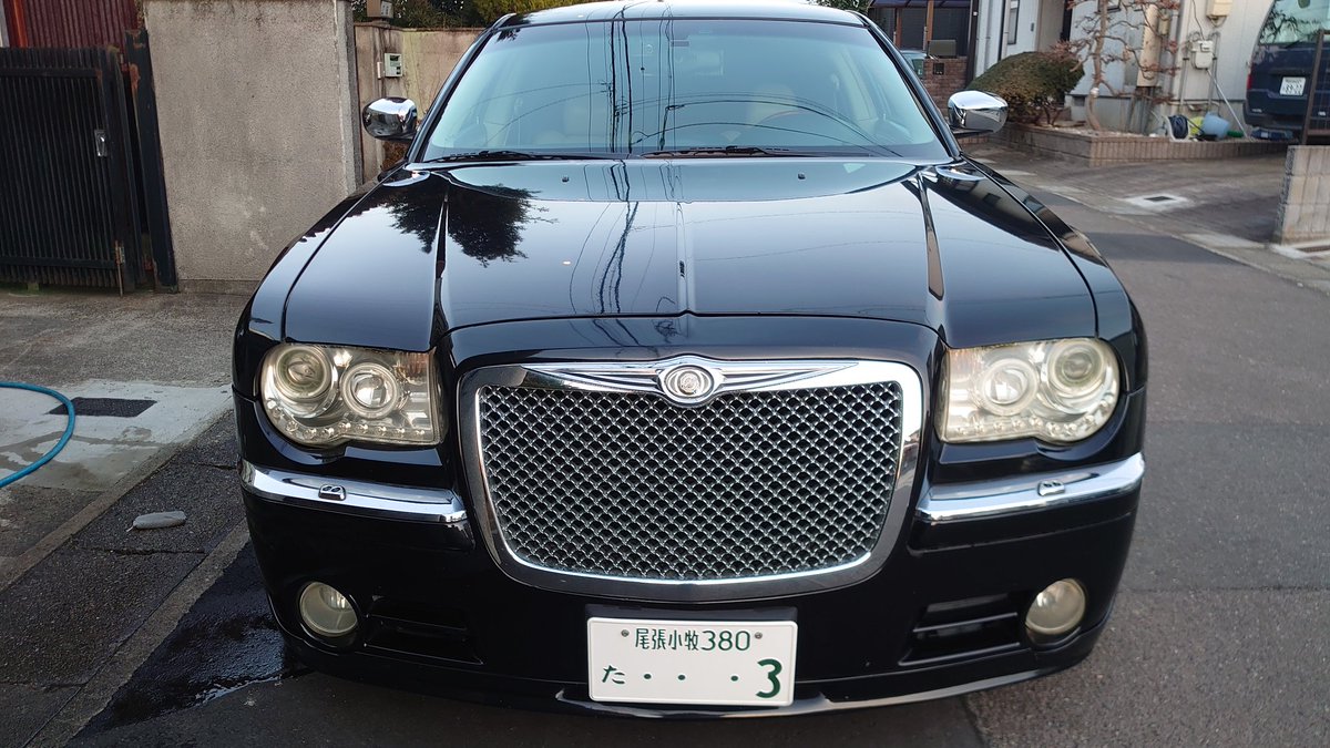 drummerguma's tweet photo. ようやく車検から帰ってきたけど、クソ汚いので洗車。
ガソリンも満タンにしてバッチリ😎
#crysler #crysler300c #クライスラー300c #クライスラー #300c #5700cc #hemi #v8 #ハイオク #ハイオク満タン #満タン #車検 #車検整備 #洗車 #22inch #22インチ #黒 #black #ブラック https://t.co/yrucWdPX4s
