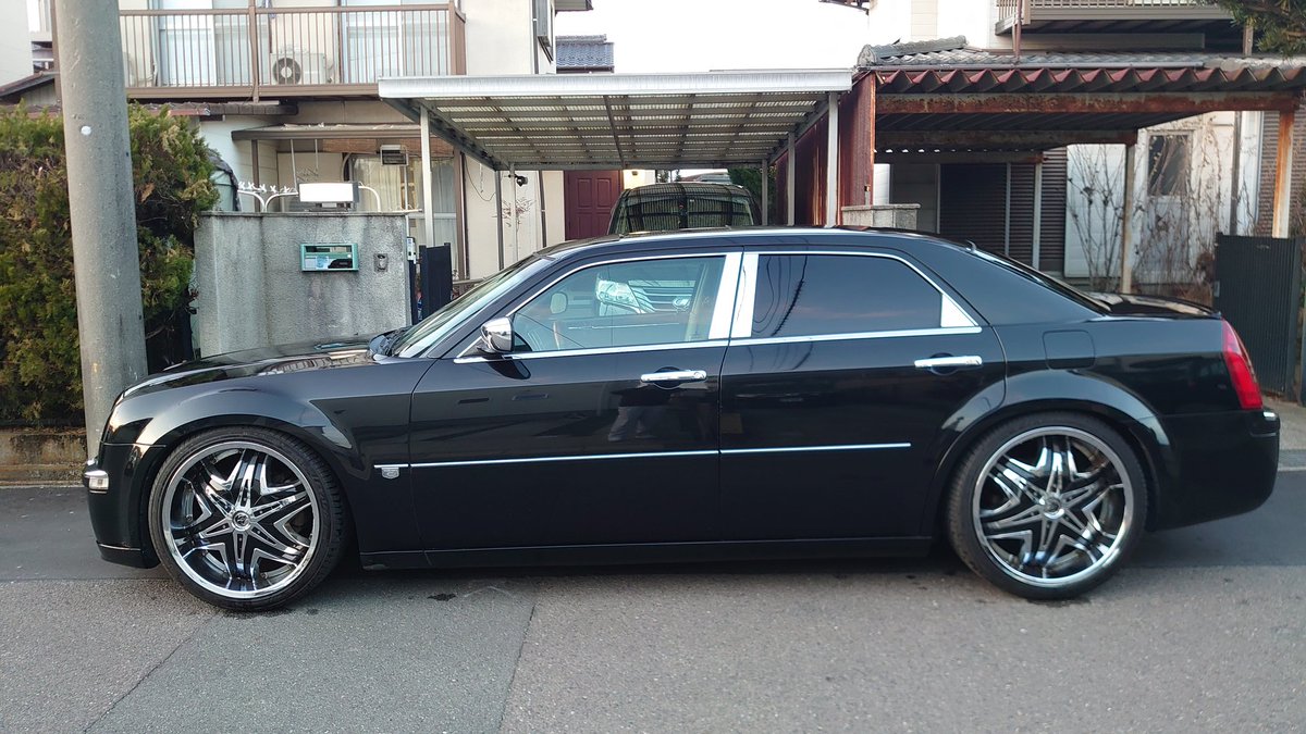 drummerguma's tweet photo. ようやく車検から帰ってきたけど、クソ汚いので洗車。
ガソリンも満タンにしてバッチリ😎
#crysler #crysler300c #クライスラー300c #クライスラー #300c #5700cc #hemi #v8 #ハイオク #ハイオク満タン #満タン #車検 #車検整備 #洗車 #22inch #22インチ #黒 #black #ブラック https://t.co/yrucWdPX4s