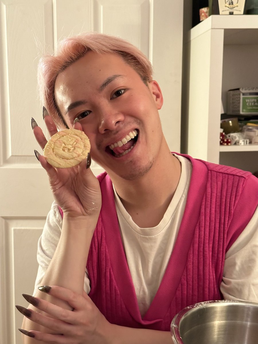 missshumai's tweet photo. Without taking any new photos, post pics of yourself as:

1) a romanceable NPC
2) a quest-giver NPC
3) a final boss of a game https://t.co/TXNtR7J76I