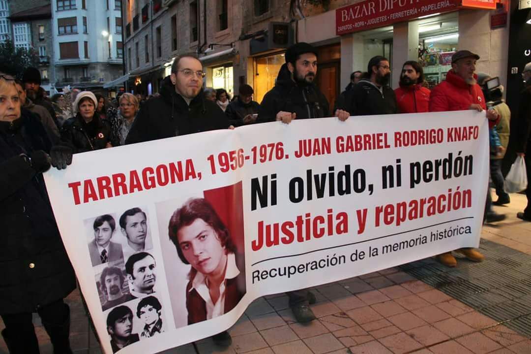 ✊🏿🌹 5 de marzo de 1976, Tarragona: una manifestación denuncia la masacre perpetrada en Gasteiz dos días antes, al grito de 'Vitoria hermanos, nosotros no olvidamos'. 

La policía ataca a los manifestantes, asesinan a JUAN GABRIEL RODRIGO KNAFO. 

Siempre en nuestra M3MORIA ✊🏿🌹