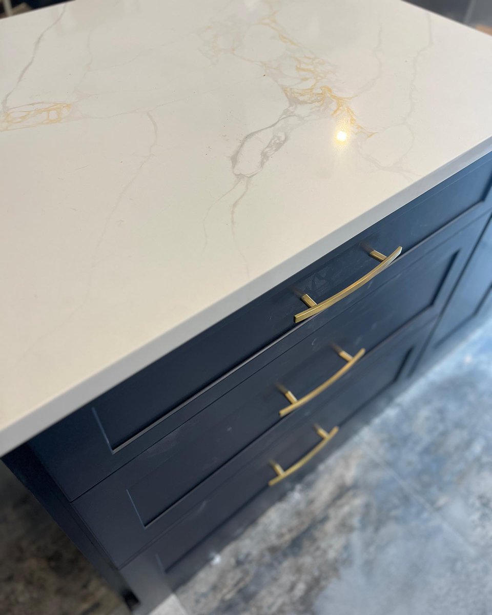 ExclusiveCAD's tweet photo. https://t.co/QwGBGgJa3H
You can just stare at this all day when the colors all come together beautifully!! #kitchen #kitchens #kitchenremodel #kitchendesign #kitchendesigner #interior #interiordesign #interiors #transitional #shaker #blue #stock #cabinets #cabine https://t.co/hxGsvlwSwn