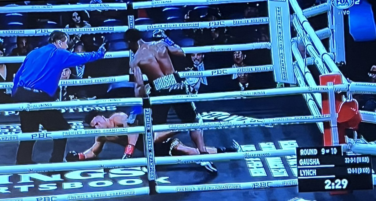 angie_wera's tweet photo. Ufff tercera caída de #Lynch knockout en el R9, gana #Gausha excelente transmisión saludoooos @FerBastien @rgarciaochoa @Pelotauro #HAYCAMORRA y de la buena #CamorroTeam #BOXEOxFSMX nos vemos al ratito a la estelar 📺FoxSport2 #FigueroaMagsayo @FOXSportsMX https://t.co/SDf3vPDhdO