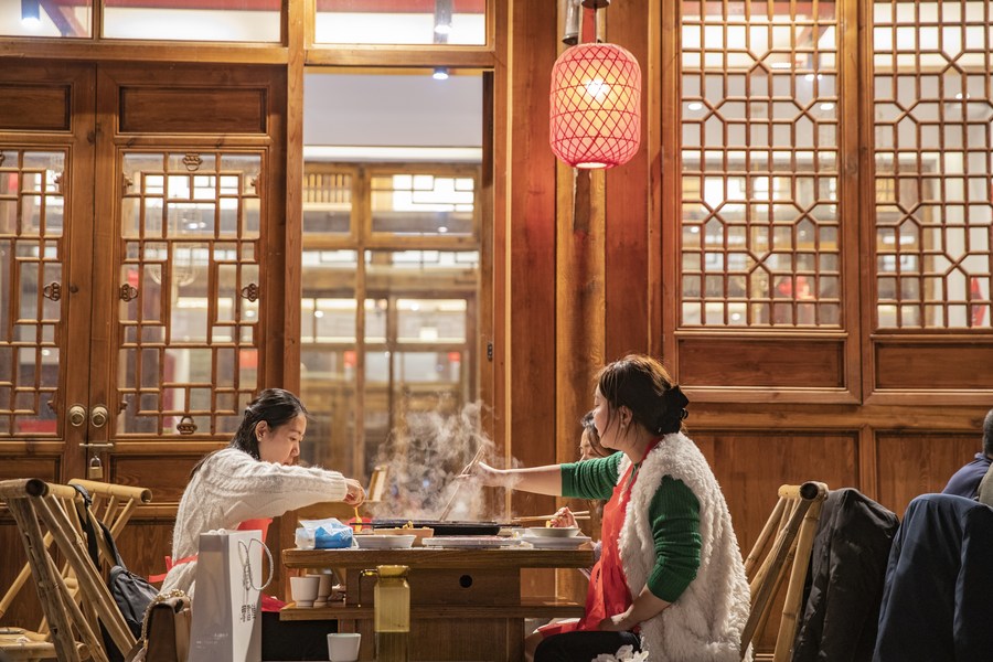 XHNews's tweet photo. China will ensure that growth in personal income is generally in step with national economic growth this year, according to a government work report submitted to the national legislature for deliberation on Sunday #TwoSessions https://t.co/slm7iyGUnq https://t.co/Oy4VJihpzz