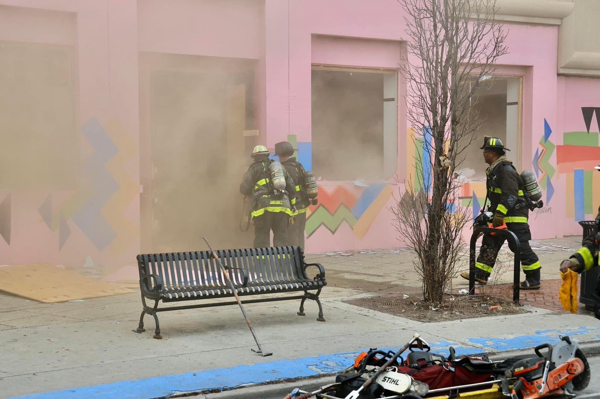 CFDLocal2's tweet image. No lunch break for our crews on the Southeast side. #local2atwork #cfdprofessionals