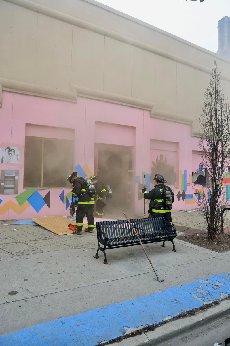 CFDLocal2's tweet image. No lunch break for our crews on the Southeast side. #local2atwork #cfdprofessionals