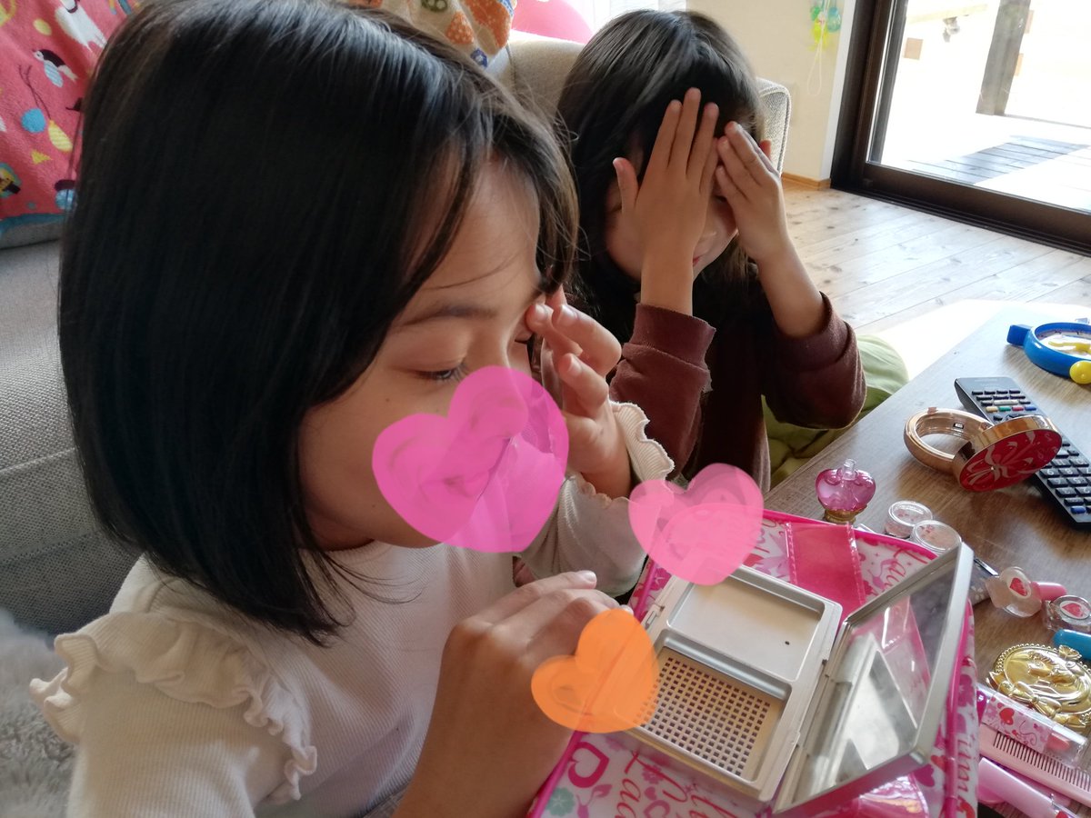 qQLcorrxlStIDFV's tweet photo. おもちゃのお化粧をぬりまくる娘達

顔がどんどんテカテ��になって、可愛い😂

#育児　#子育て　#保育士ママ https://t.co/SDexX9r3hs
